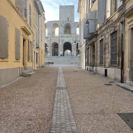 Holiday home La Bleue Jardin Arles